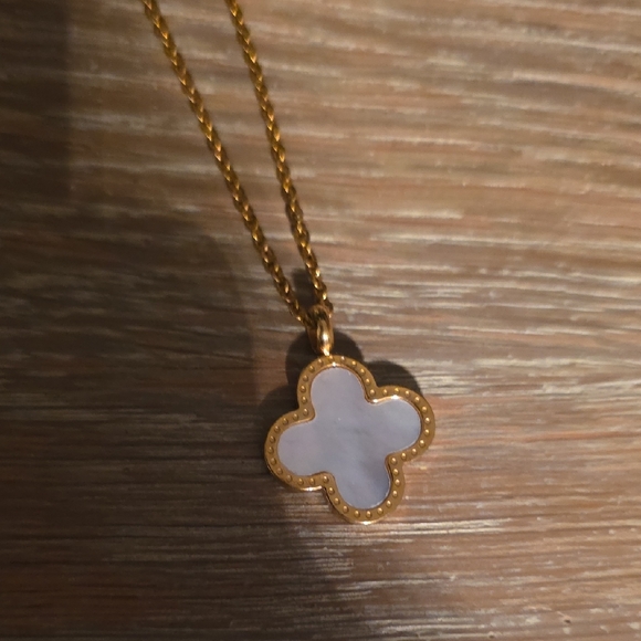 Elegant Gold and White Clover Pendant Necklace - Picture 3 of 5